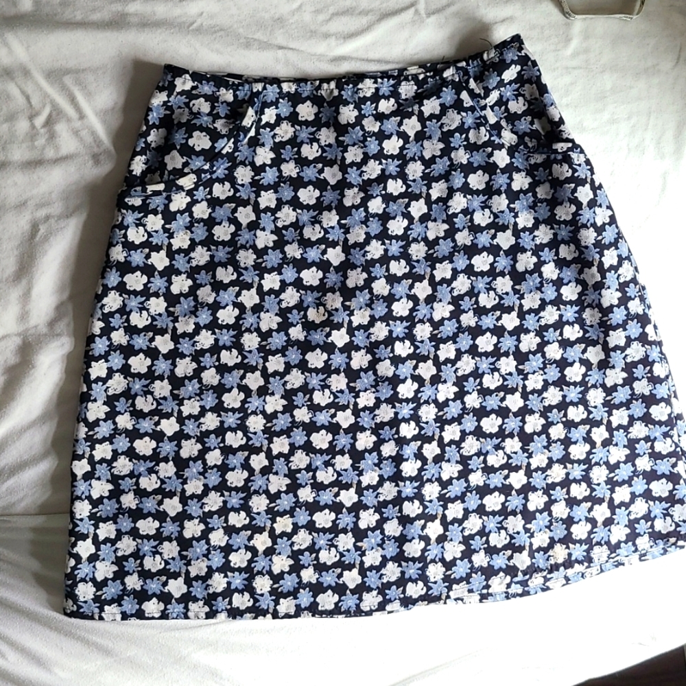 2/$25 Blue and white floral skirt with pockets